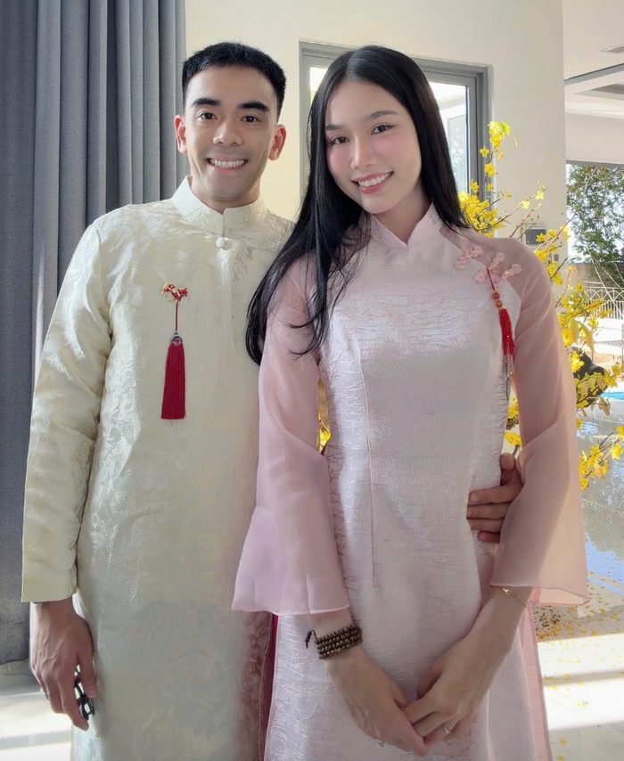 Á hậu Phương Anh diện áo dài đồng điệu với chồng nhân dịp Tết vừa qua. Ảnh: FBNV
