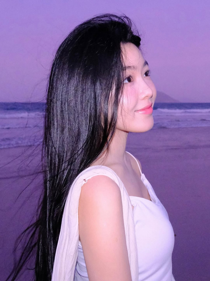 Trong loạt ảnh, Lọ Lem diện trang phục tông trắng tối giản (Ảnh: FBNV).