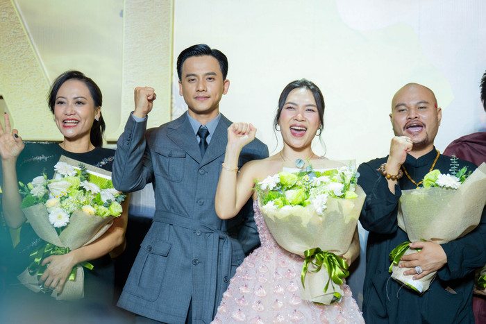 Hồng Ánh cho rằng phim có câu chuyện không quá mới nhưng cách kể 'đủ vững để phim không trượt khỏi cảm xúc'.