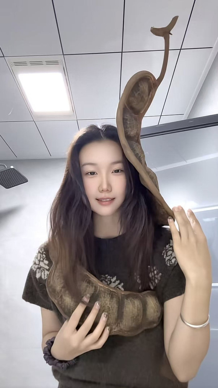 Cô gái mang loại quả khổng lồ lên máy bay, hành khách xôn xao Ảnh 1