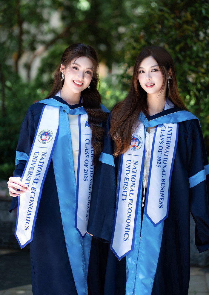 Phương Oanh và chị gái sinh đôi Hoàng Yến. Ảnh: FBNV