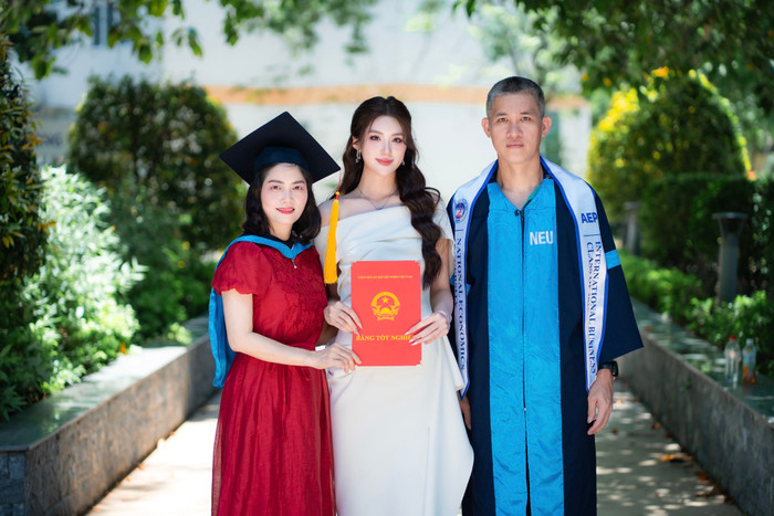 Phương Oanh và bố mẹ. Ảnh: FBNV