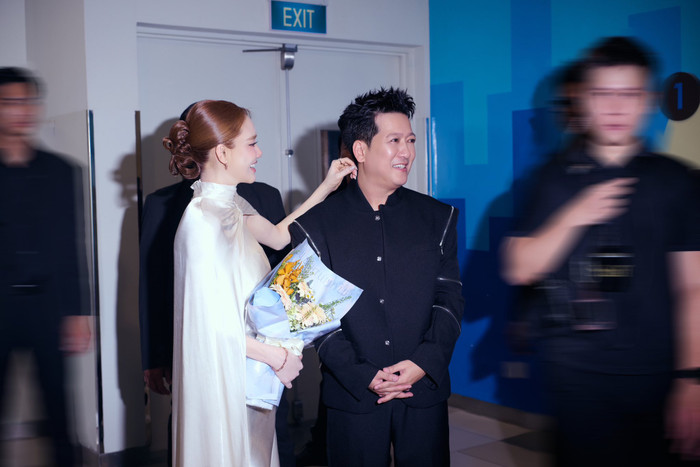 Ngoài thời gian chăm sóc các con, Nhã Phương còn là hậu phương vững chắc cho Trường Giang. Cô từng xuất hiện tại buổi công chiếu phim do chồng làm đạo diễn khi vừa mới sinh con thứ ba khoảng 2 tuần. Ảnh: FBNV