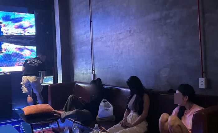 Hành vi đáng xấu hổ của nhóm thanh niên trong phòng karaoke bị Công an bắt quả tang Ảnh 3