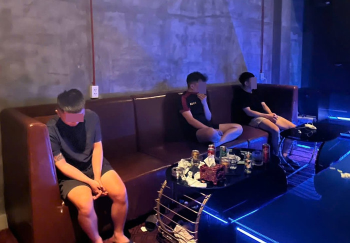 Hành vi đáng xấu hổ của nhóm thanh niên trong phòng karaoke bị Công an bắt quả tang Ảnh 1