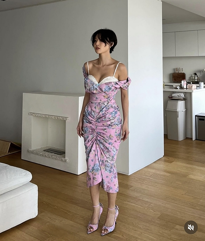 Hwasa gây ấn tượng với mái tóc cắt ngắn cá tính.