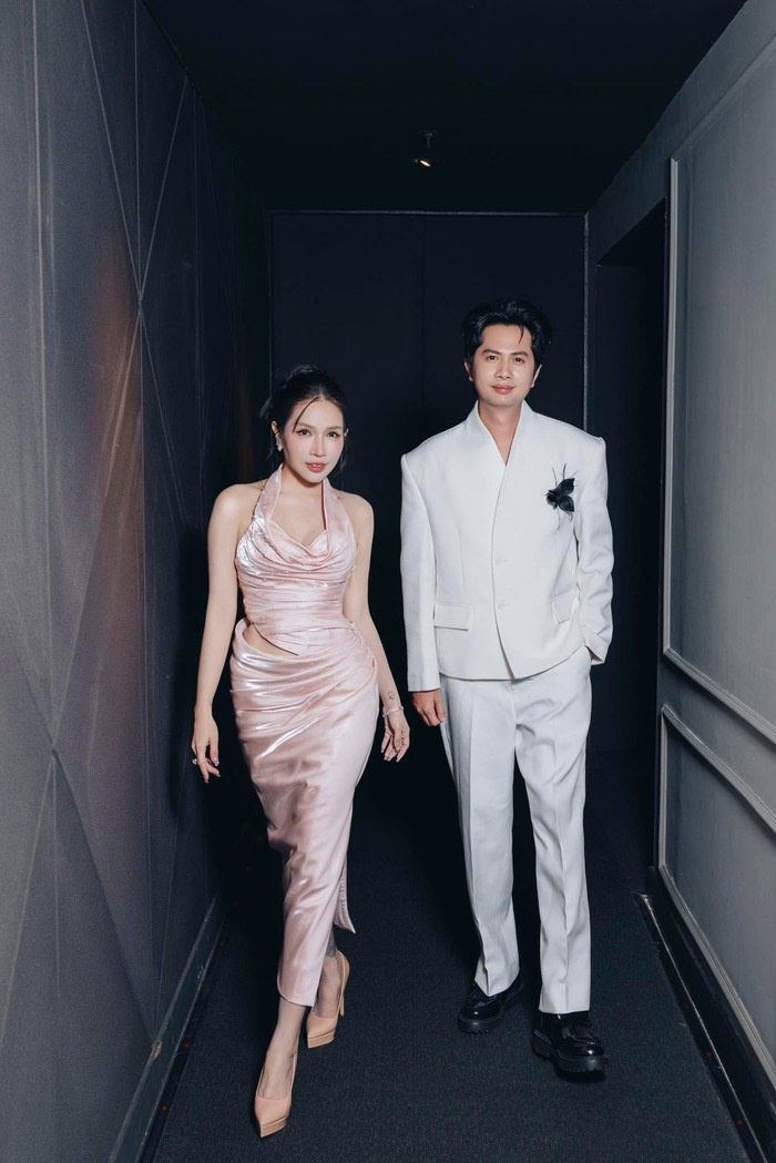 Huỳnh Phương hài hước ngầm tuyên bố “Chồng em nè” khi đăng ảnh cùng Khả Như.