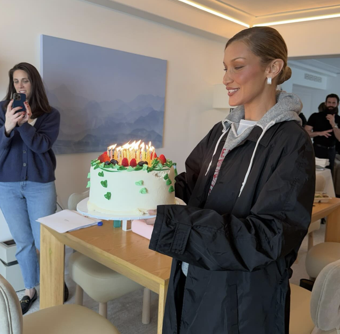 Khoảnh khắc giản dị nhưng đầy rạng rỡ của nàng siêu mẫu với chiếc bánh kem sinh nhật. Ảnh: IGNV