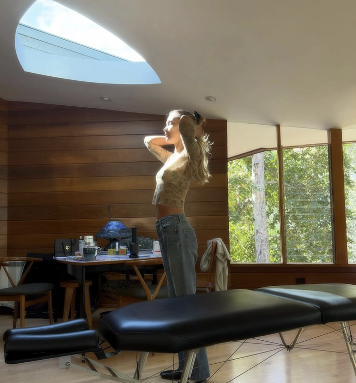 Bella Hadid khoe vóc dáng 'vạn người mê' trong khoảnh khắc đời thường đầy ngẫu hứng. Ảnh: IGNV