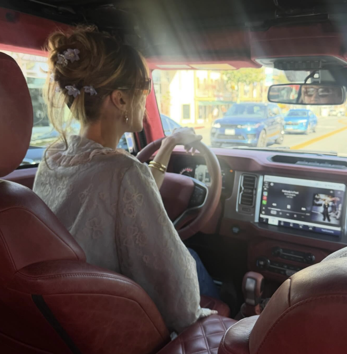 Tuy cô mặc bộ đồ đơn giản nhưng vẫn toát lên nét đẹp chuẩn siêu mẫu quốc tế. Ảnh: IGNV