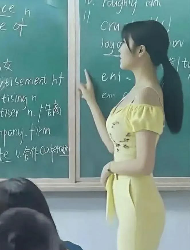 Nữ giáo viên diện đồ ôm sát khi đi dạy học, nhiều phụ huynh bức xúc phản đối Ảnh 3