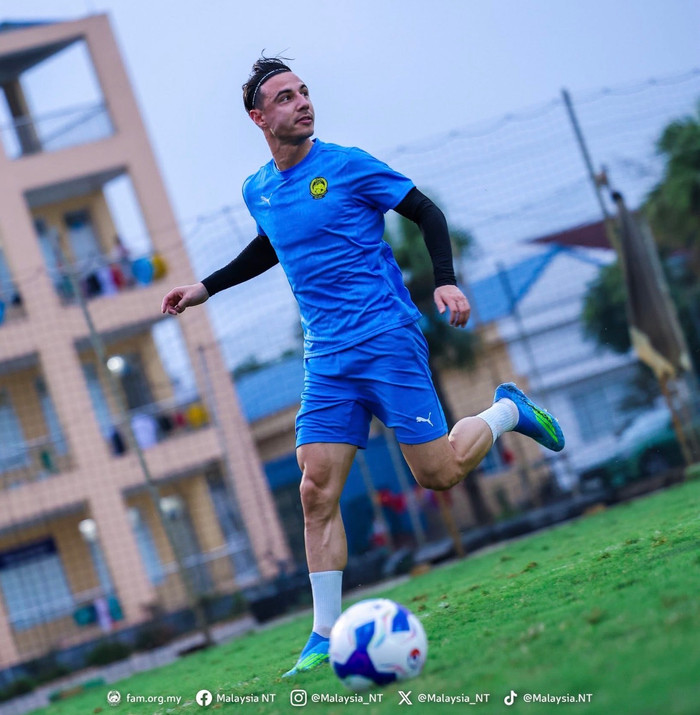 Trước cuộc đối đầu với tuyển Việt Nam, trung vệ nhập tịch Dion Cools của Malaysia đã thể hiện sự tự tin, nhưng vẫn giữ thái độ thận trọng. Ảnh: Malaysia NT