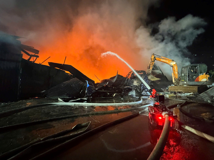 Lực lượng Cảnh sát PCCC&CNCH sử dụng Robot chữa cháy chuyên dùng tổ chức chữa cháy