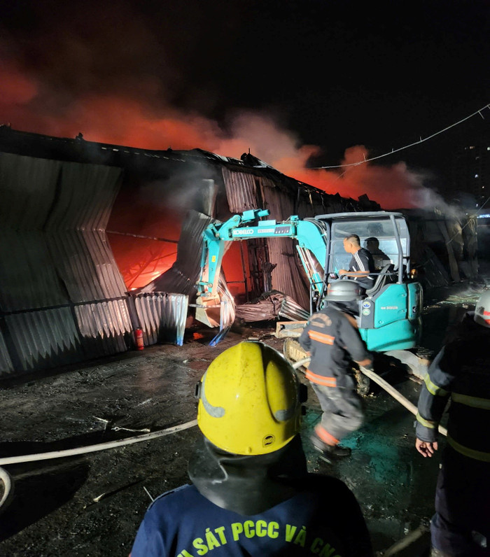 Lực lượng Cảnh sát PCCC và CNCH huy động máy xúc tham gia chữa cháy