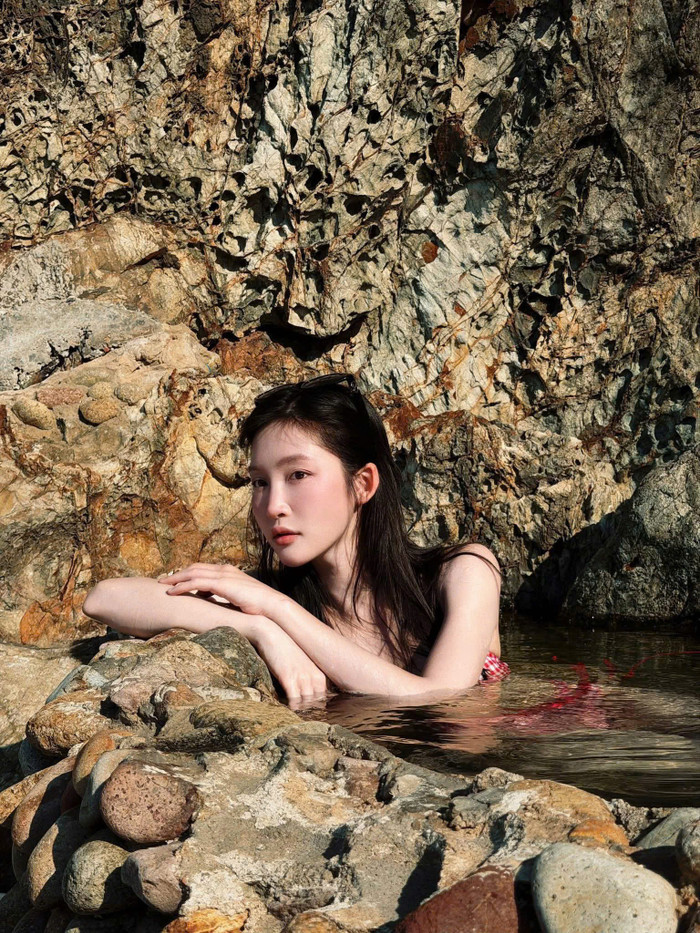 Bộ ảnh gây tranh cãi của Juky San. Ảnh: FBNV