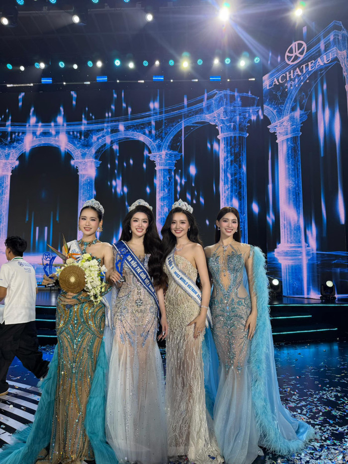 Hoa hậu Tiểu Vy cùng Top 3 Miss World Vietnam 2025.