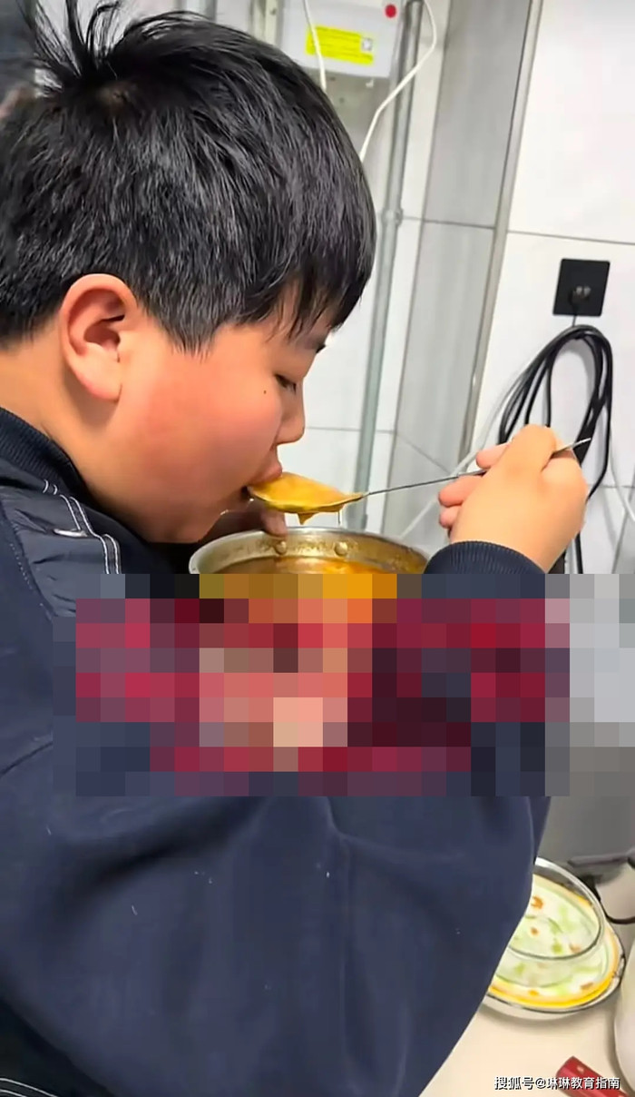 Phụ huynh đăng clip con trai lén ăn đêm, cư dân mạng phát hiện sự thật đáng lo Ảnh 4