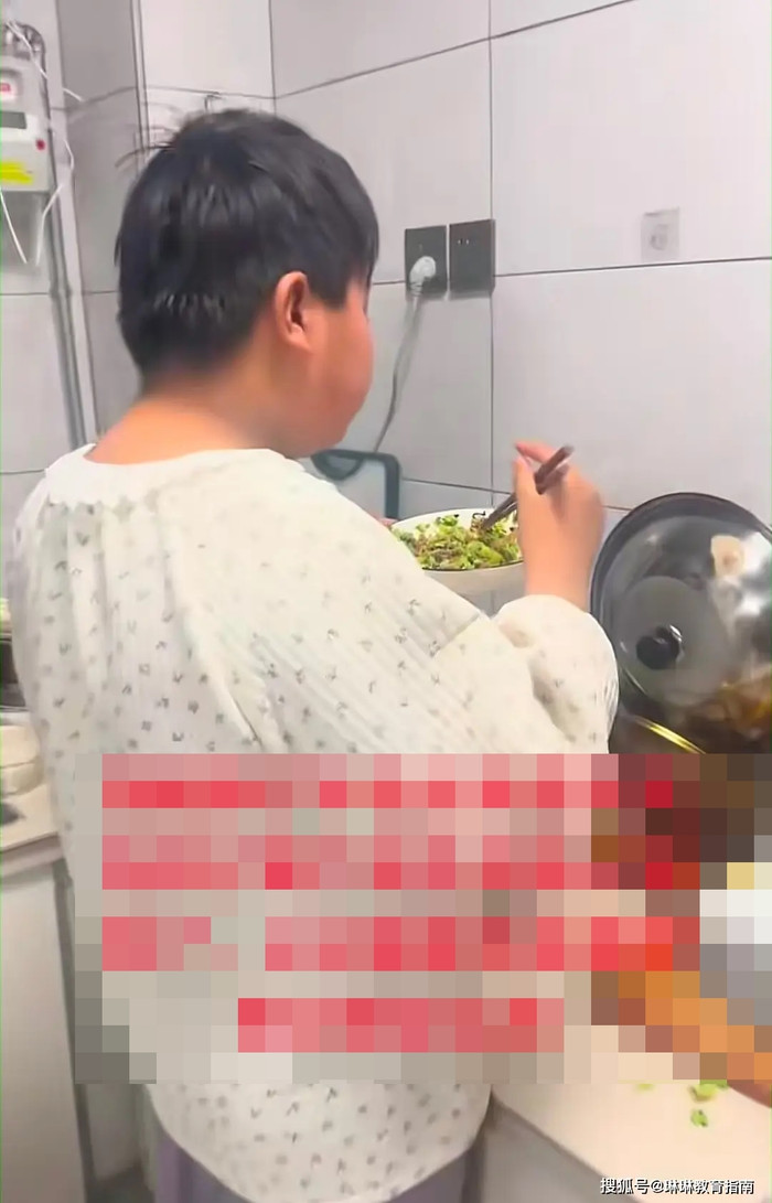 Phụ huynh đăng clip con trai lén ăn đêm, cư dân mạng phát hiện sự thật đáng lo Ảnh 3