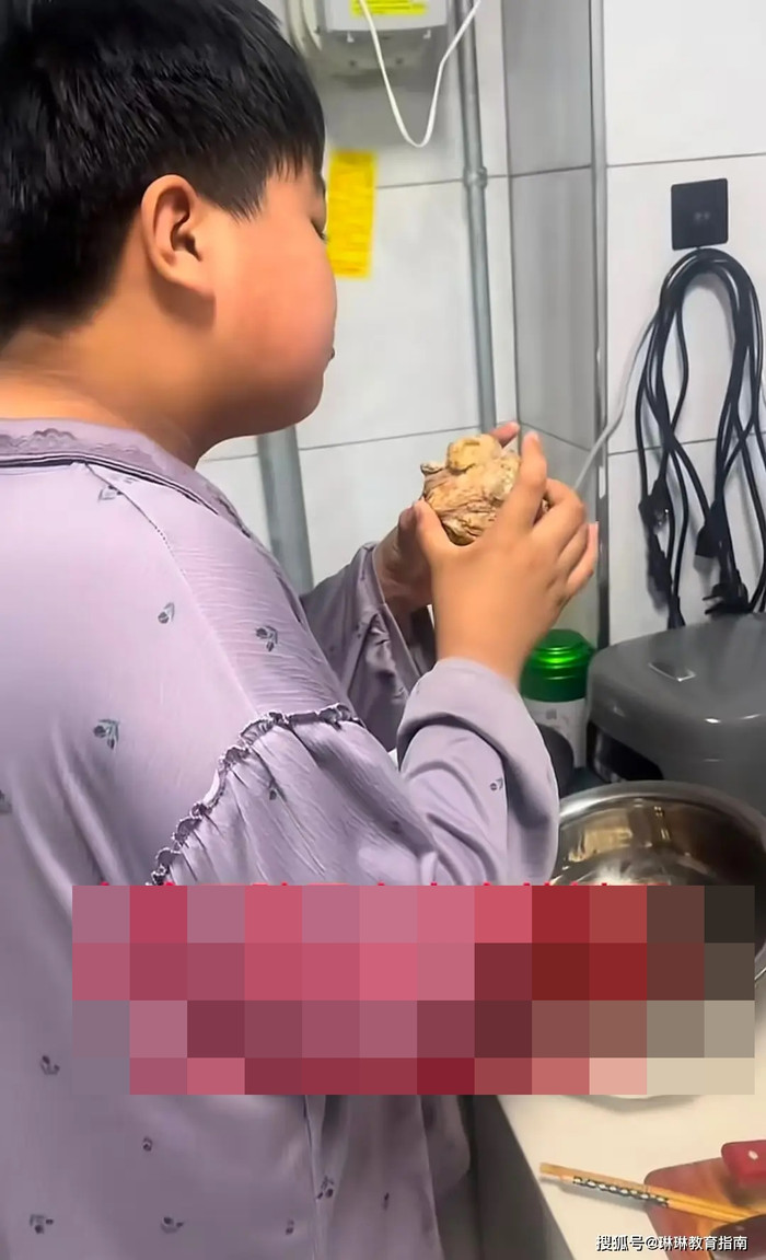 Phụ huynh đăng clip con trai lén ăn đêm, cư dân mạng phát hiện sự thật đáng lo Ảnh 1