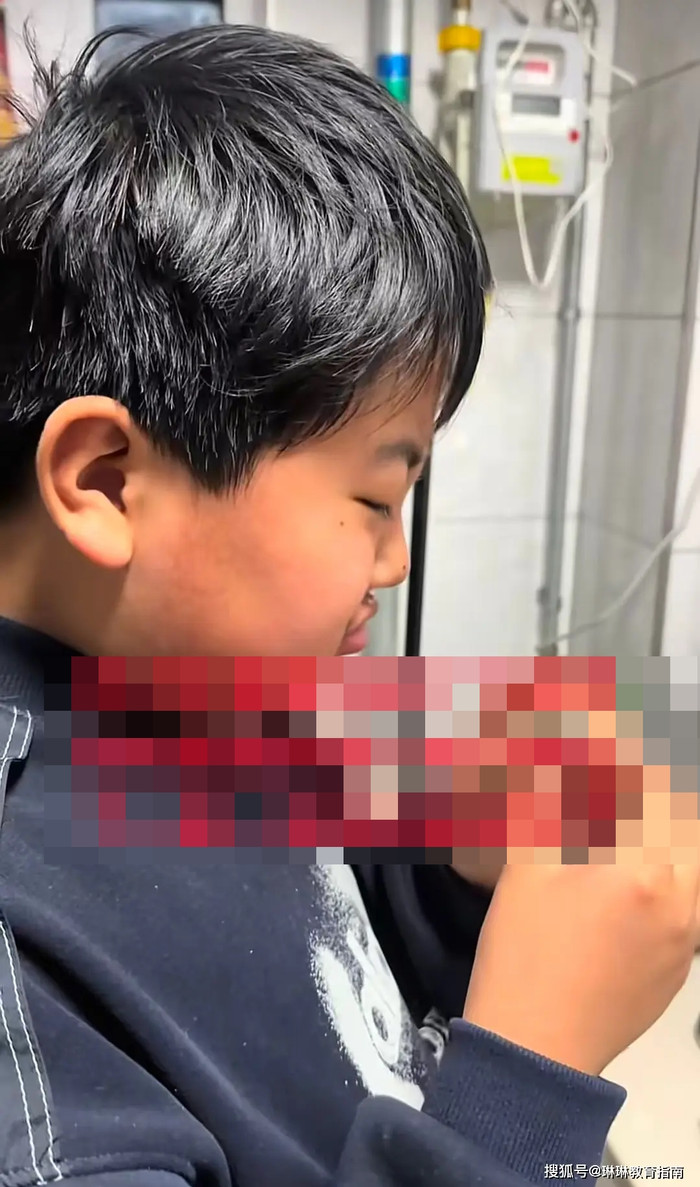 Phụ huynh đăng clip con trai lén ăn đêm, cư dân mạng phát hiện sự thật đáng lo Ảnh 5