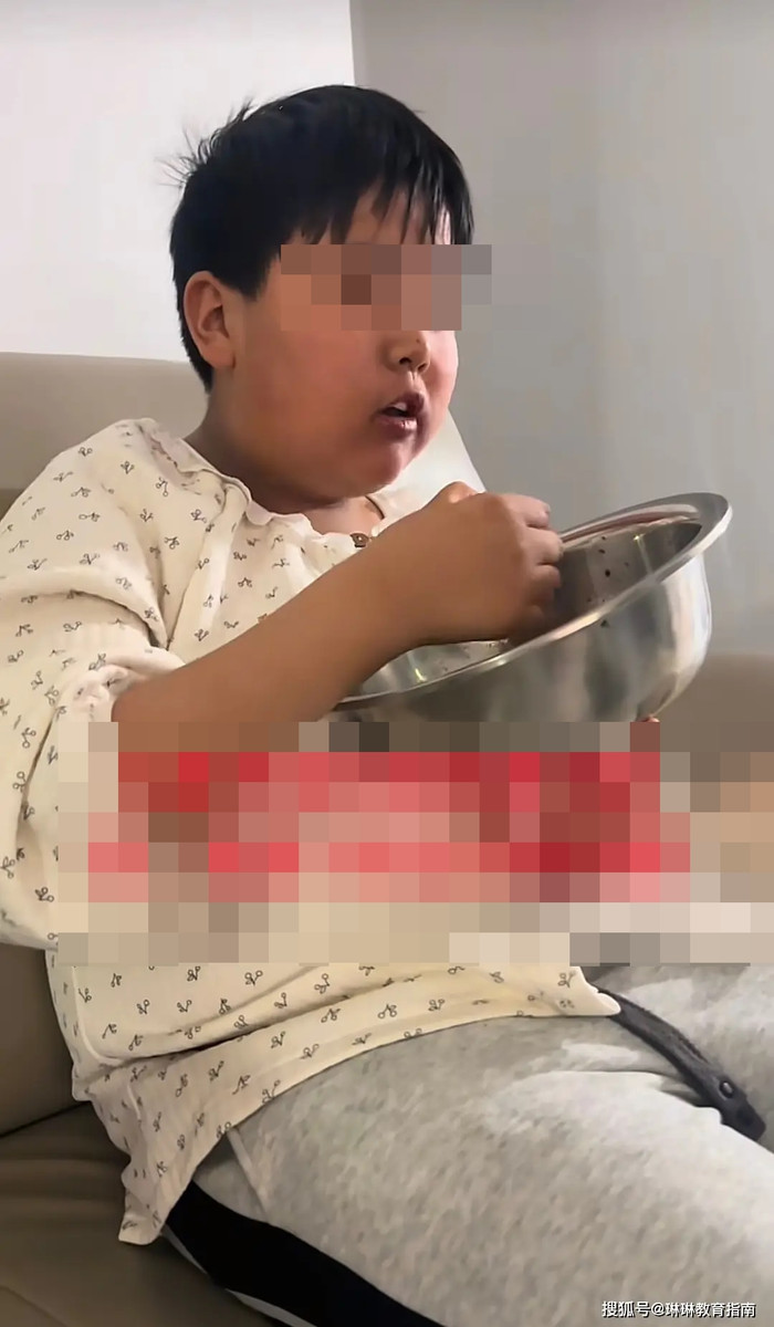 Phụ huynh đăng clip con trai lén ăn đêm, cư dân mạng phát hiện sự thật đáng lo Ảnh 6