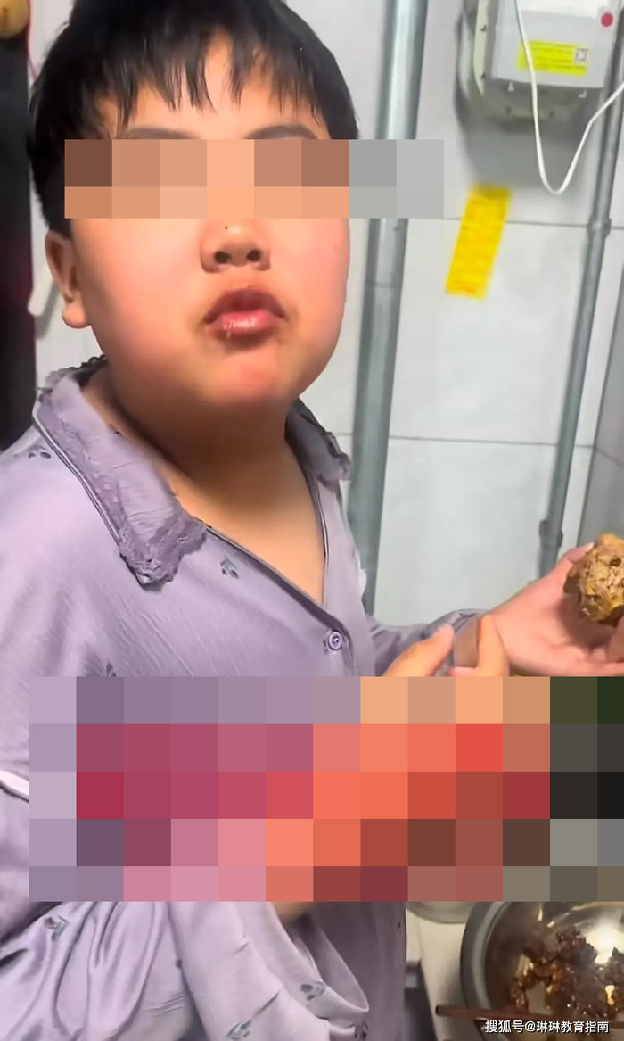 Phụ huynh đăng clip con trai lén ăn đêm, cư dân mạng phát hiện sự thật đáng lo Ảnh 2