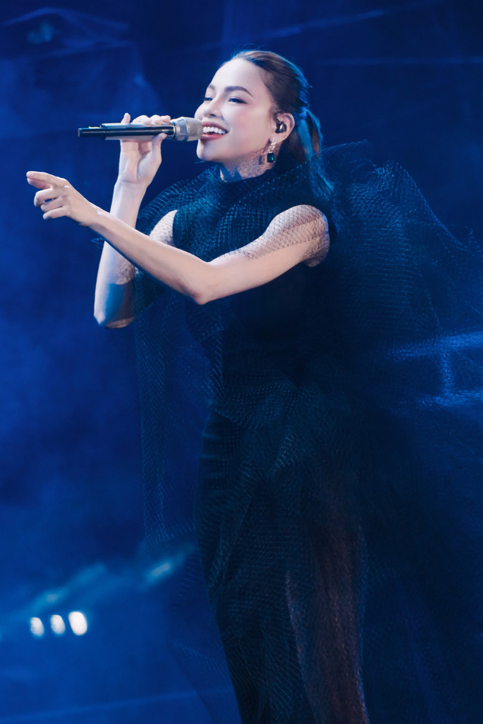 Hồ Ngọc Hà khoe clip 'lên đồ' đi diễn cực gợi cảm, người đàn ông xuất hiện gây xôn xao Ảnh 4