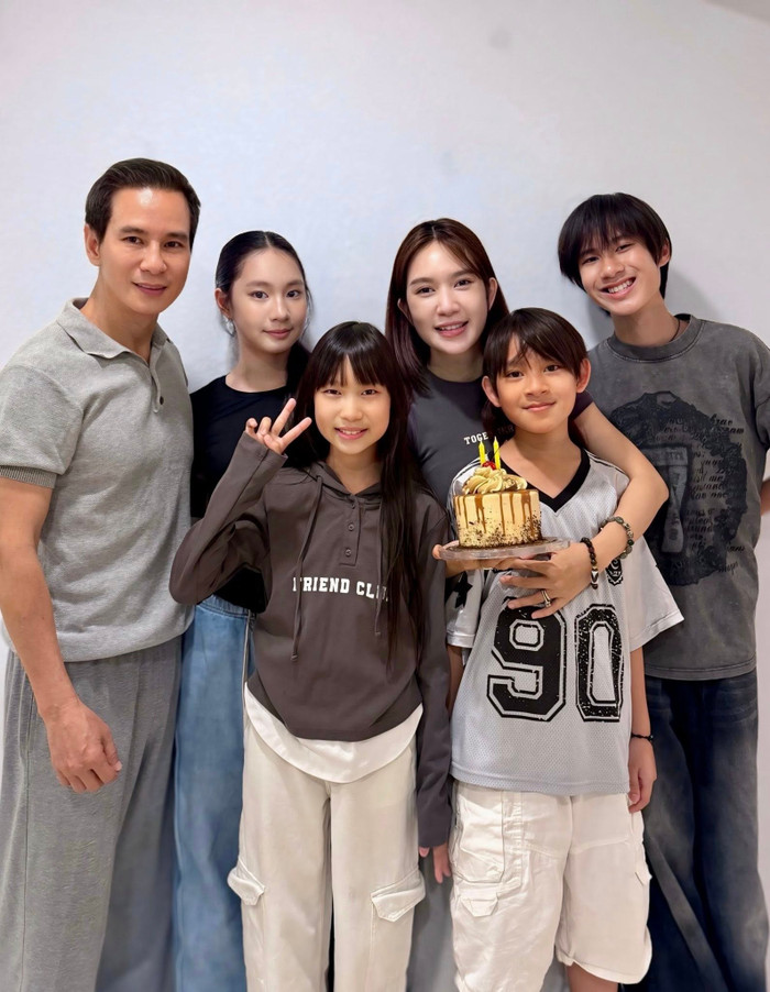 Vợ chồng Lý Hải cùng 4 con.