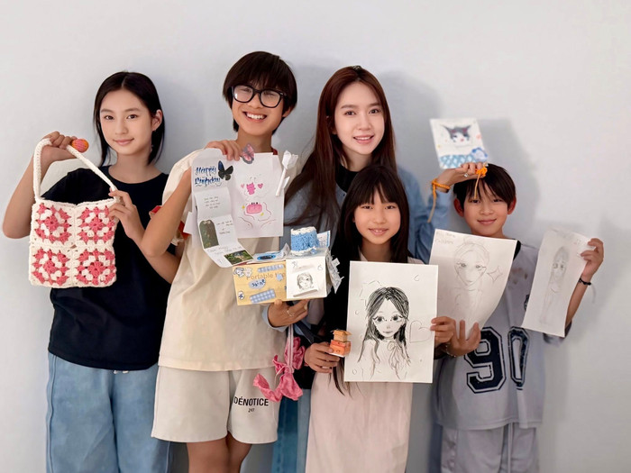 Vợ Lý Hải khoe những món quà đầy ý nghĩa do 4 con tự tay chuẩn bị để tặng mẹ.