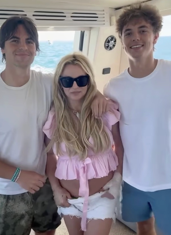 Britney Spears hiếm hoi đoàn tụ hai con trai sau nhiều năm xa cách Ảnh 1