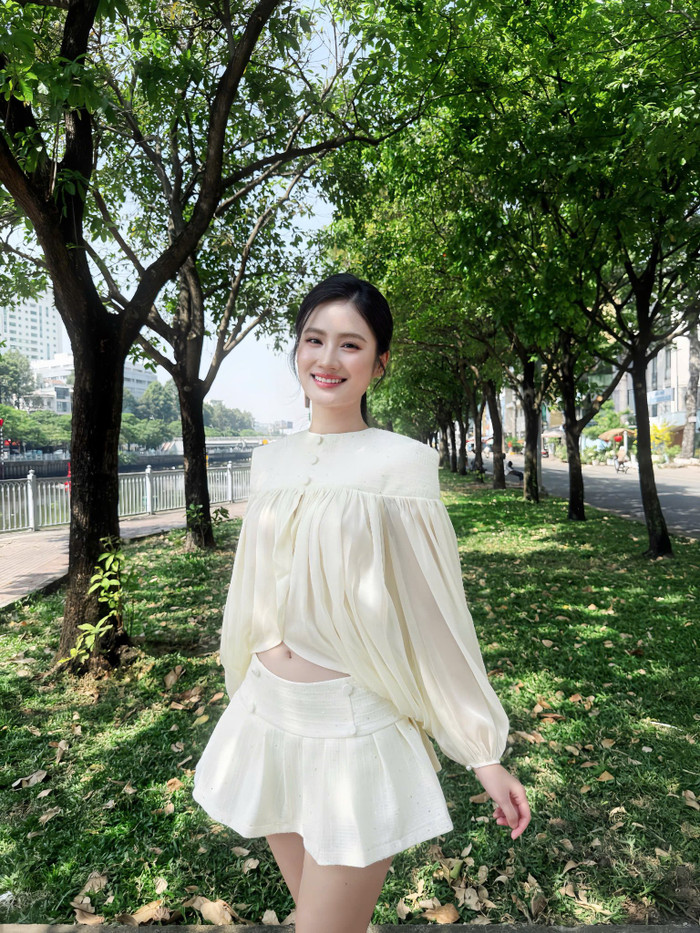 Trong suốt nhiệm kỳ, Ý Nhi không phải là cái tên xuất hiện dày đặc trên truyền thông hay gắn với nhiều dự án nổi bật.