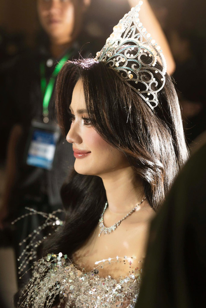 Một trong những quyết định đáng chú ý nhất của Ý Nhi là việc tạm rời showbiz để đi du học trong thời gian đương nhiệm.