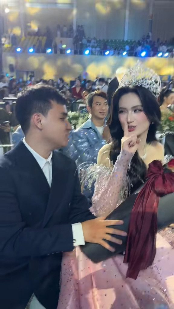 Ý Nhi hạnh phúc khi được bạn trai tặng hoa tại chung kết Miss World Vietnam 2025. Ảnh chụp màn hình