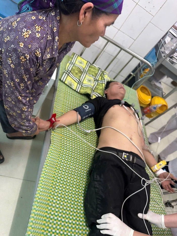 Đại úy Vũ Viết Bằng cùng người dân đã đưa hai vợ chồng anh C.S.L đến&nbsp;Trung tâm Y tế xã Kẻ Sặt sơ cứu.