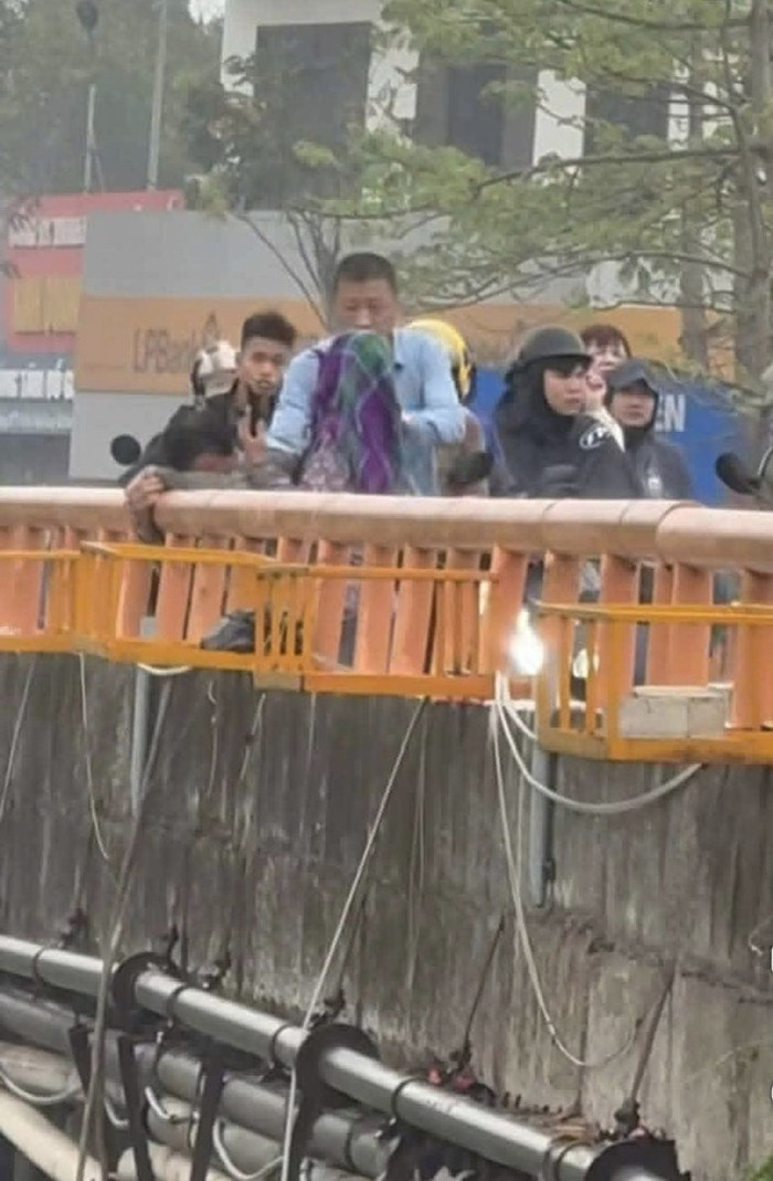 Đồng chí Bằng áo xanh níu giữ, ngăn chặn người có ý định nhảy cầu&nbsp;