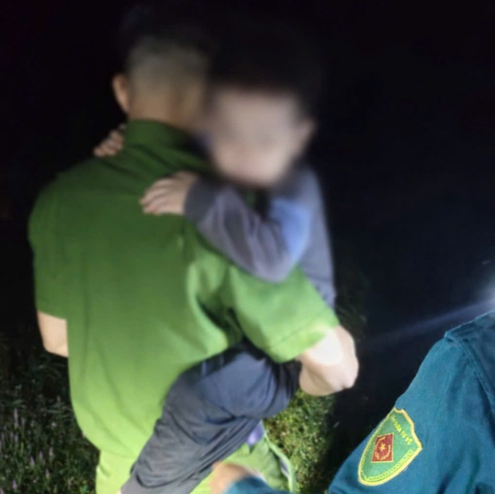 Lực lượng Công an cùng các lực lượng khác nỗ lực tìm kiếm cháu bé trong đêm.&nbsp;