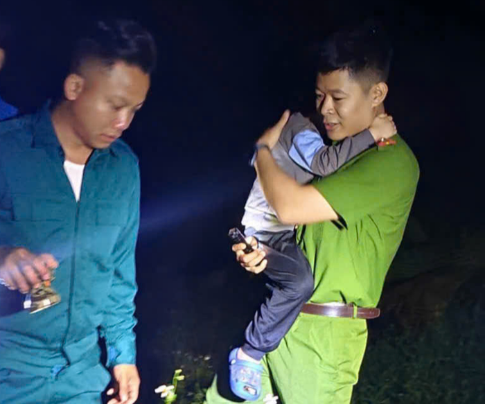 Vỡ oà khoảnh khắc tìm thấy bé trai 5 tuổi đi lạc trong rừng sâu lúc rạng sáng Ảnh 1