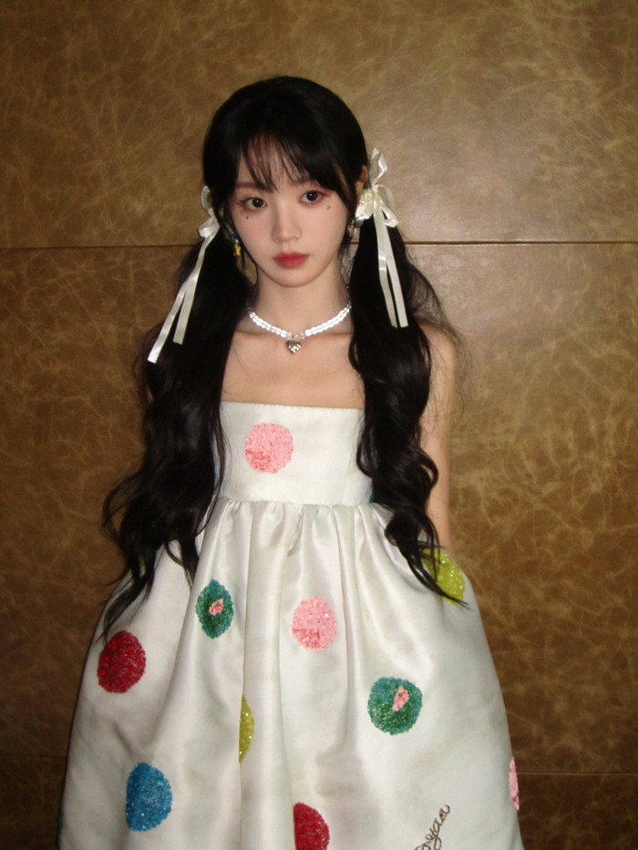 Điền Hi Vi chăm diện những trang phục điệu đà, nữ tính. Ảnh: Weibo