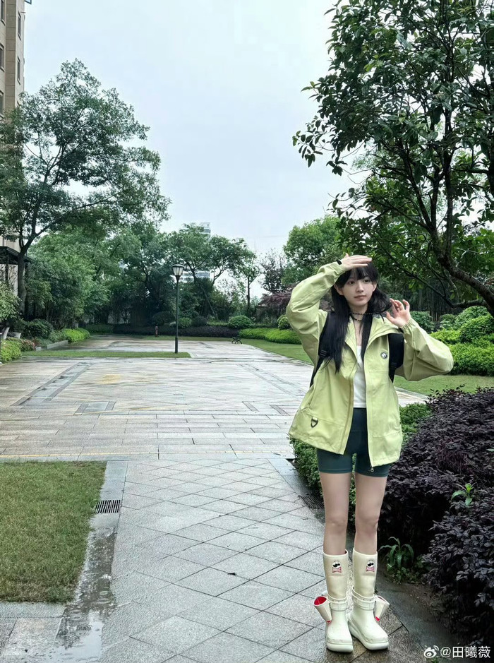 Nữ chính phim Trục Ngọc sở hữu vóc dáng nhỏ nhắn. Ảnh: Weibo