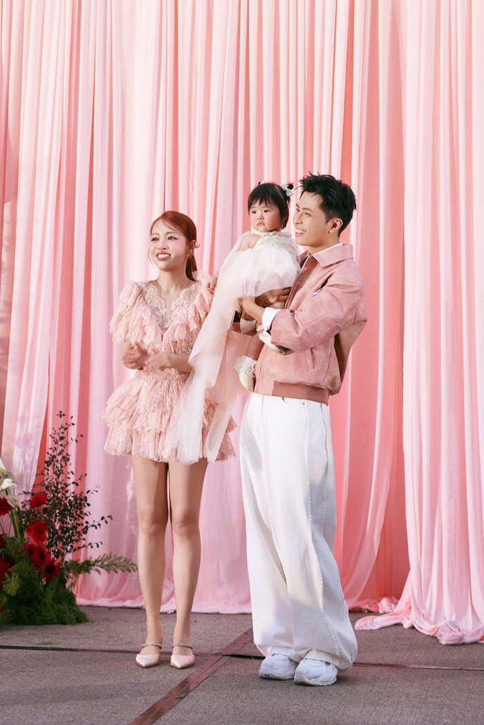 Gia đình nhỏ của cặp đôi được nhiều khán giả yêu thích, ngưỡng mộ.