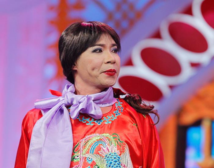 NSND Công Lý còn gắn liền với hình ảnh “Cô Đẩu” trong Gặp nhau cuối năm.&nbsp;