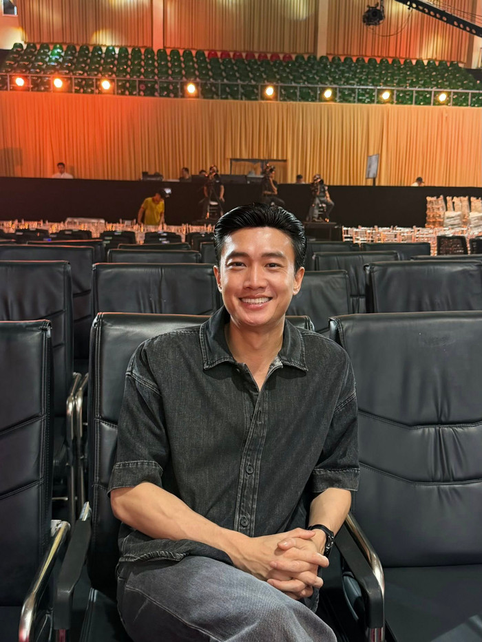 Sau tình huống dở khóc dở cười, nam diễn viên phản ứng hài hước, duyên dáng.