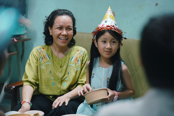 Việt Hương biến hóa qua nhiều giai đoạn cuộc đời trong một vai diễn