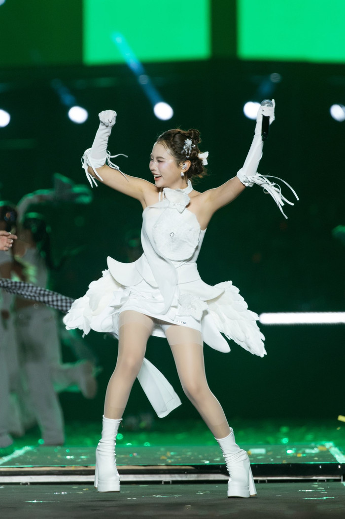 Phương Mỹ Chi tích cực thay đổi về mặt hình ảnh.