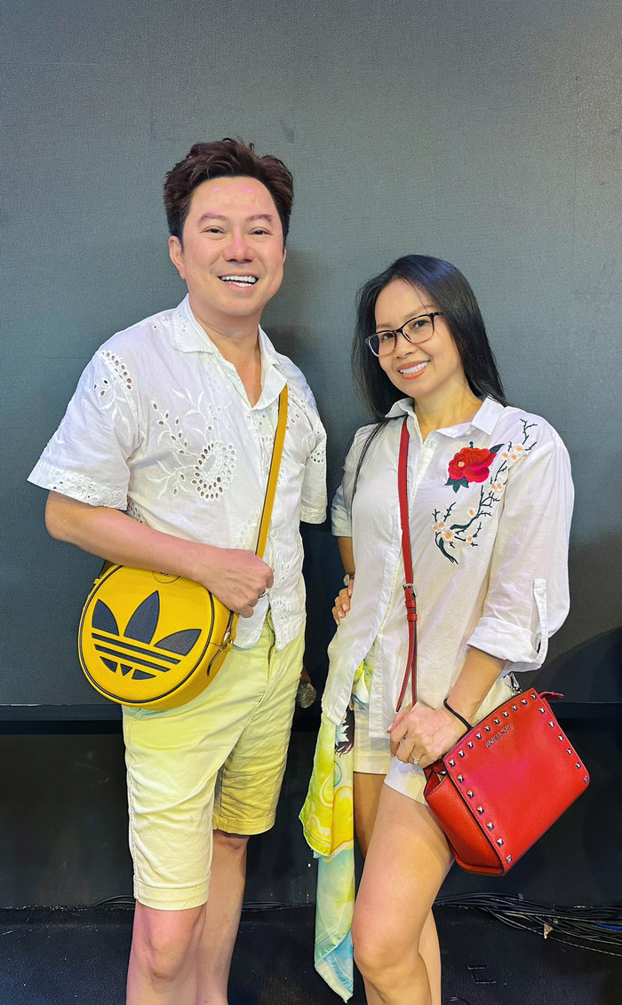 Quốc Đại tặng khăn cho Cẩm Ly nhân dịp sinh nhật. Ảnh: FBNV