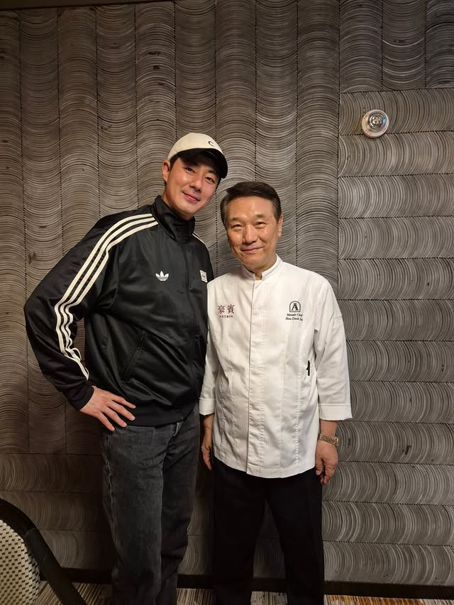 Nam tài tử &nbsp;Jo In Sung và đầu bếp Hu Deok Juk. (Ảnh: IG Hu Deok Juk)