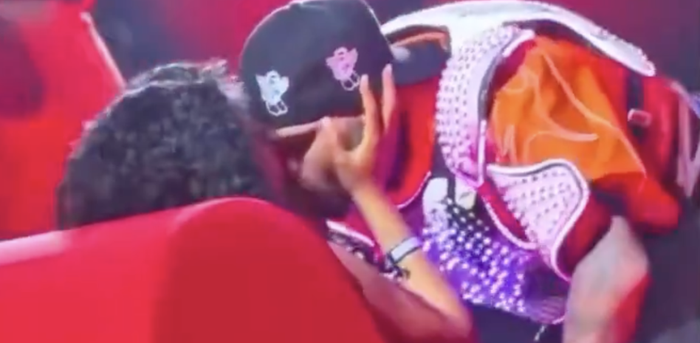 Xôn xao nam ca sĩ 'khóa môi' nữ khán giả, chồng bên dưới sân khấu chứng kiến toàn bộ Ảnh 1