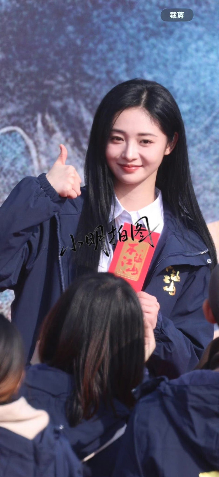 Chu Khiết Quỳnh rạng rỡ, khoe vẻ đẹp thanh tú bên cạnh bạn diễn đình đám.