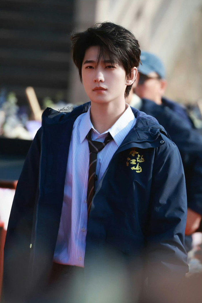 Nam diễn viên Dương Dương xuất hiện với cánh tay bị thương nhưng vẫn giữ thần thái chuyên nghiệp.&nbsp;