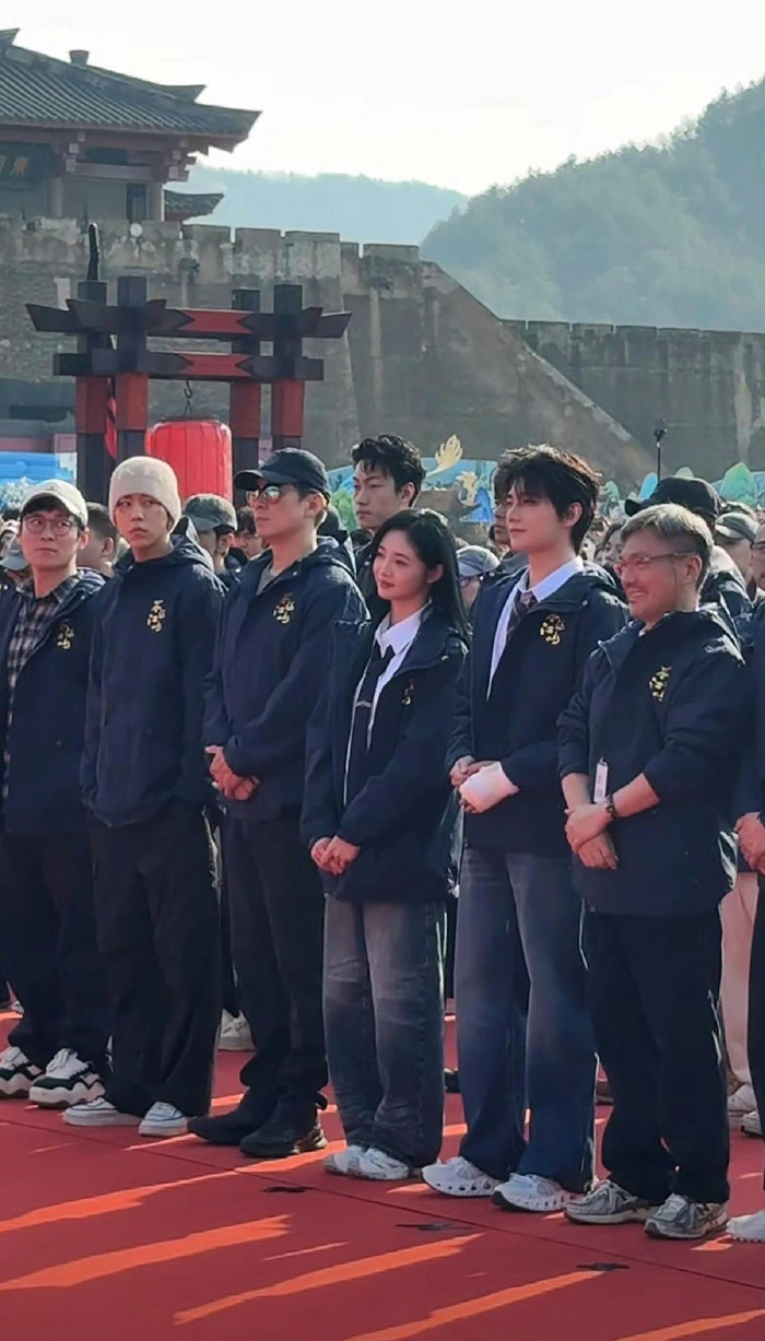 Cận cảnh nhan sắc cực phẩm của Dương Dương và Chu Khiết Quỳnh tại lễ khai máy sáng nay. - Sohu